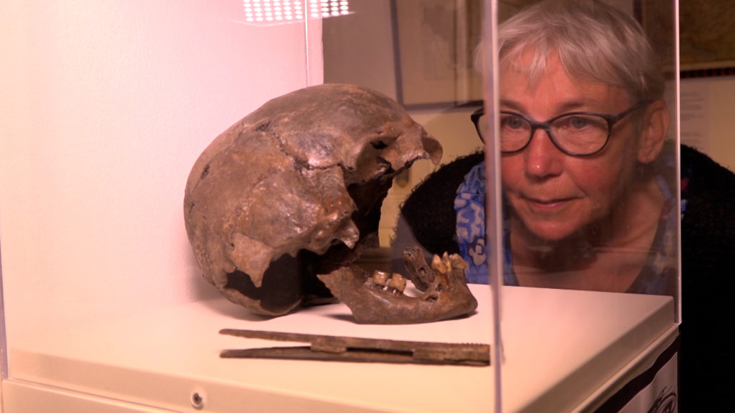 Gieneke Verhoeve bekijkt schedel oudste bewoner van Grou.