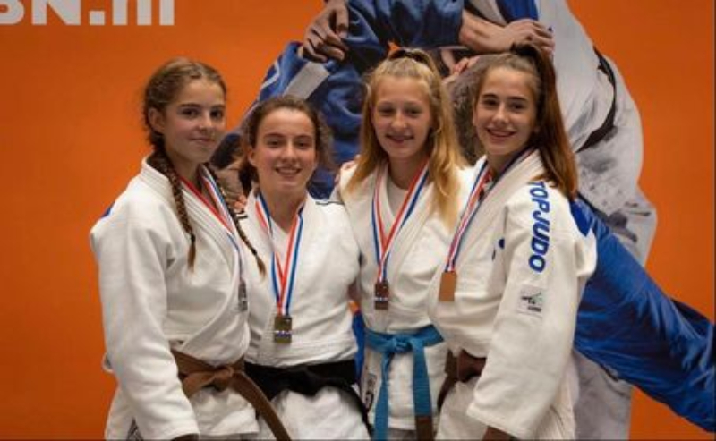 Milou Hendriks zilver NK Judo links op de foto.