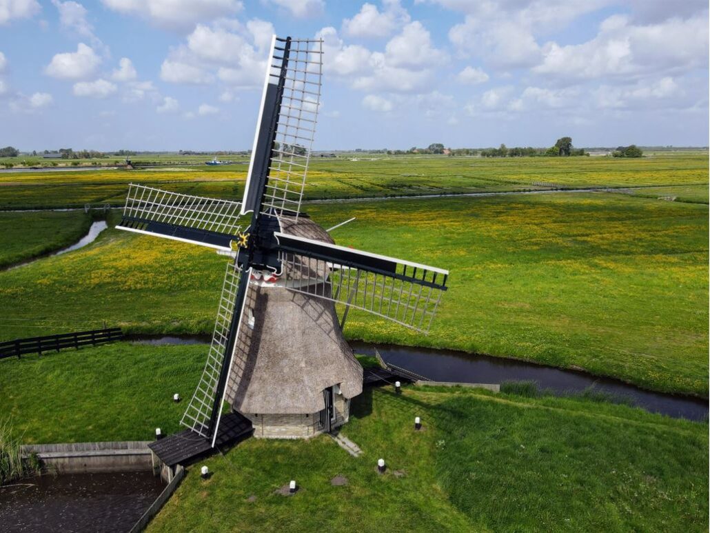 Borgmolen op de Burd bij Grou 14 mei 2022. Dronefoto Friesland Press4All