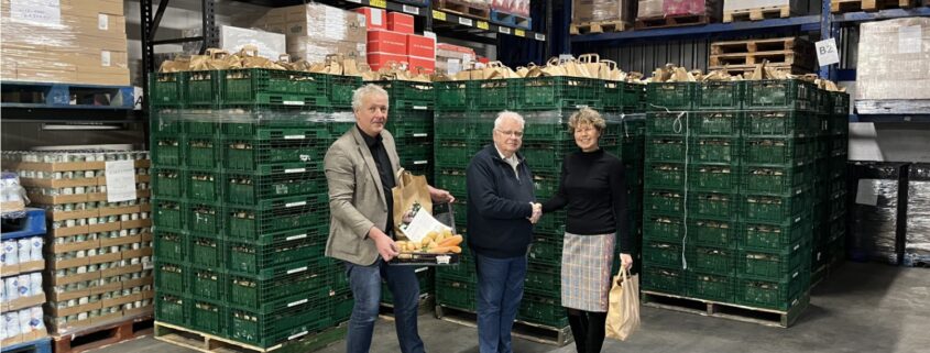 Pakketten stamppot voor voedselbanken in Friesland
