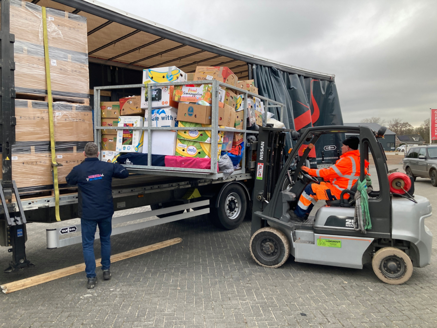 (video) Theetuin Sint Pitertsjerke steunt op Koningsdag hulptransporten ...